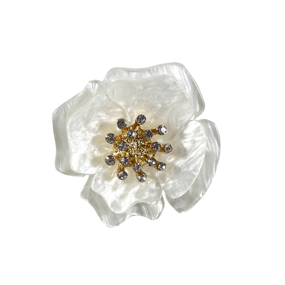 Stunning pearl lucite white flower ring with golden and rhinestone accen… - Picture 4 of 6